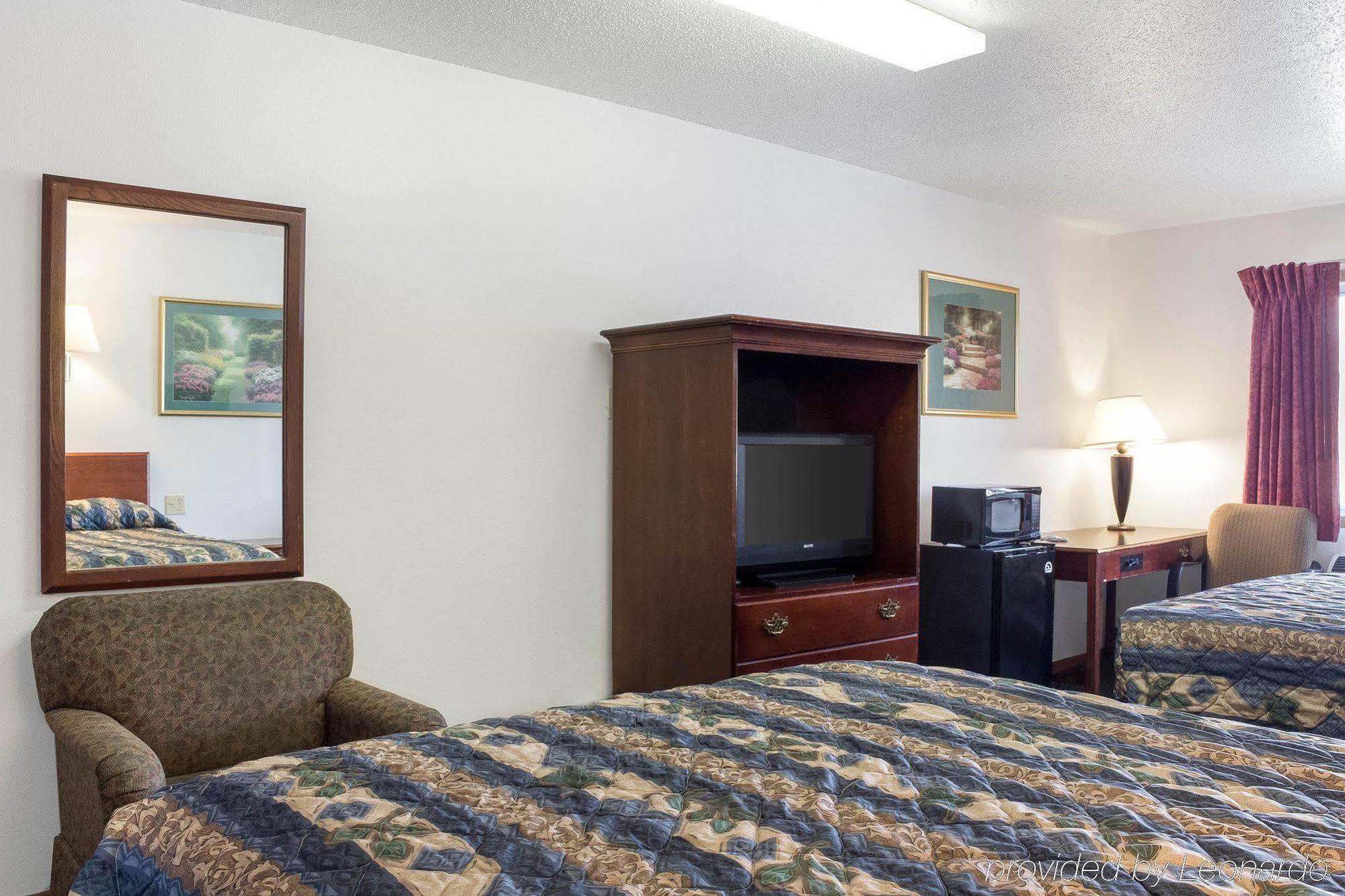 Rodeway Inn West Fargo Exterior photo